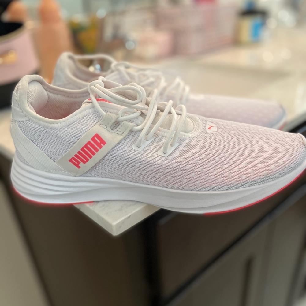 NWOT Puma Memory Foam WOMENS sneakers sz 10